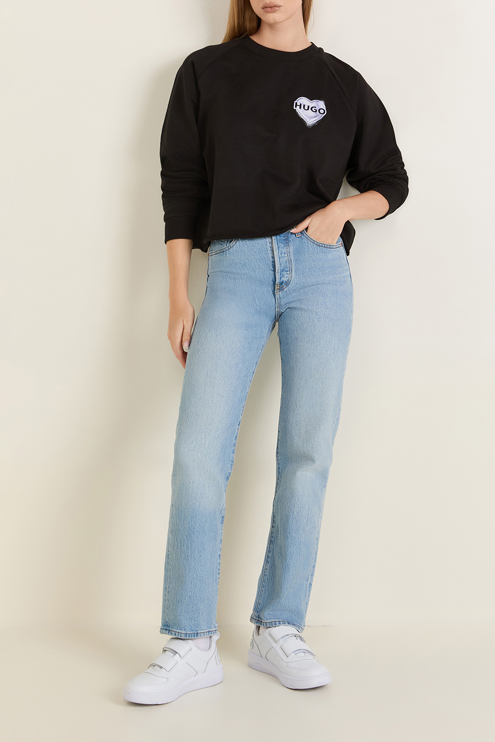 תמונת כל הלוק של סווטשירט לב